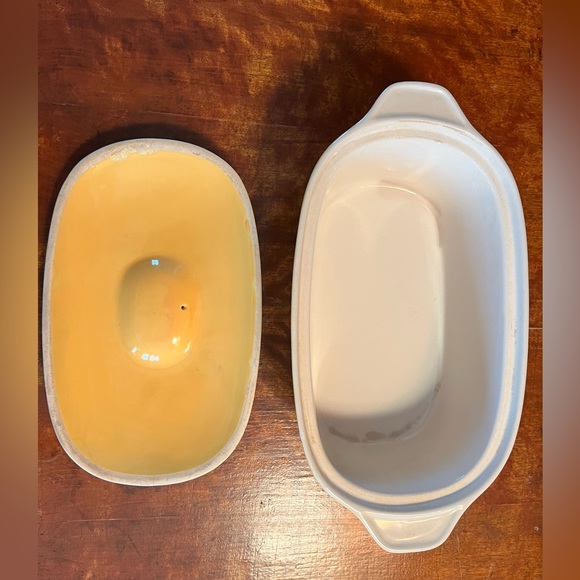 Vintage yellow stoneware lidded casserole dish and baking dish. - Picture 3 of 8